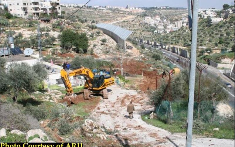 جرافات الاحتلال الاسرائيلي تستهدف أراضي مدينة بيت جالا لبناء مقطع جديد من جدار العزل العنصري