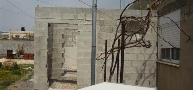 بلدية الاحتلال تُرغم عائلة فراح على هدم مسكنها