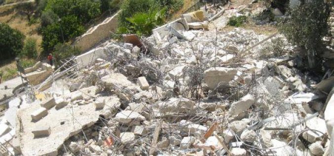 Israeli dozers demolish a residence in Al Mukabber