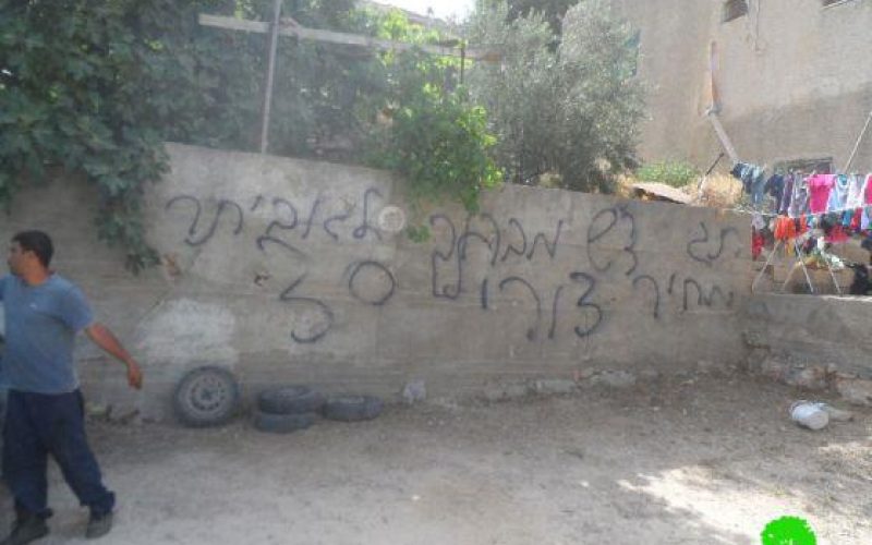 خط شعارات تحريضية على جداران واستهداف 3 مركبات فلسطينية في قريتي رنتيس وبيتللو