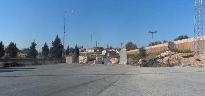 الاحتلال الإسرائيلي يعيد إغلاق طريق نابلس – رام الله القديمة بالمكعبات والسواتر الترابية