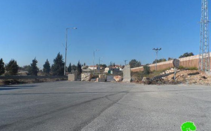 الاحتلال الإسرائيلي يعيد إغلاق طريق نابلس – رام الله القديمة بالمكعبات والسواتر الترابية