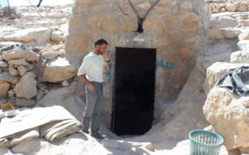 إخطار بهدم حظيرة وإزالة خلايا شمسية في مغاير العبيد شرق يطا / محافظة الخليل