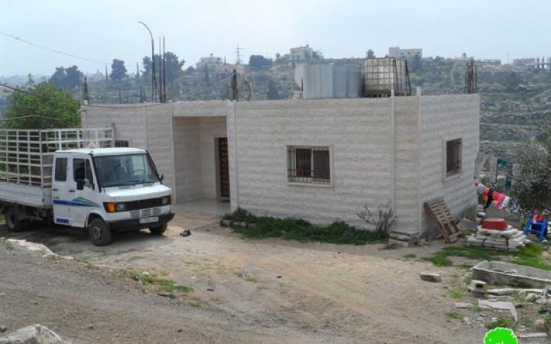 إخطارات بوقف العمل في منزلين غرب بلدة إذنا