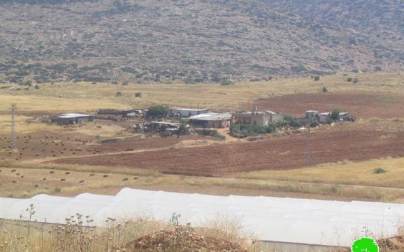 The Israeli occupation confiscates four caravans in the northern part of the Jordan Valley