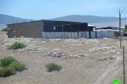 إخطار بوقف البناء لسبع بركسات زراعية في قرية بردلة / محافظة طوباس