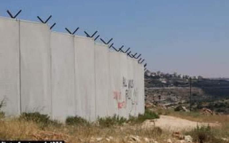 سلطات الاحتلال الاسرائيلي تستكمل بناء الجدار في قرية الولجة الفلسطينية