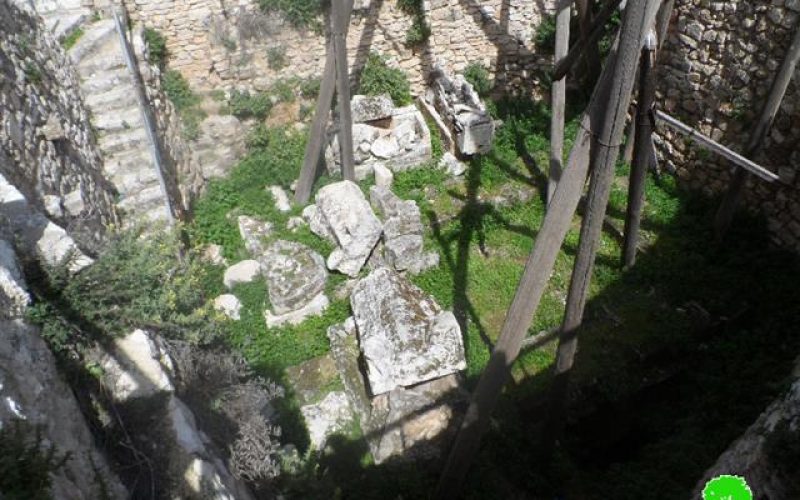 The occupation loots historical antiquities from Deir Sharaf