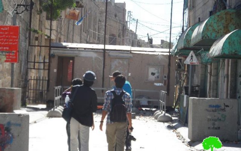 قوات الاحتلال تشدد من إغلاق مدخل شارع الشهداء بالخليل