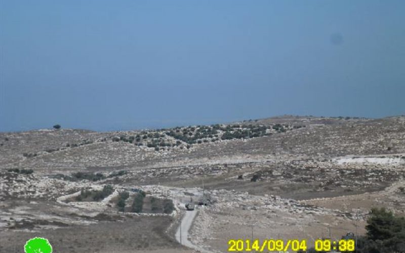 الاحتلال يغلق طرقاً زراعية غرب بلدة إذنا بمحافظة الخليل