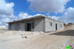 الاحتلال يخطر بوقف العمل في مدرسة ومنشأتين في قرية معين جنوب يطا
