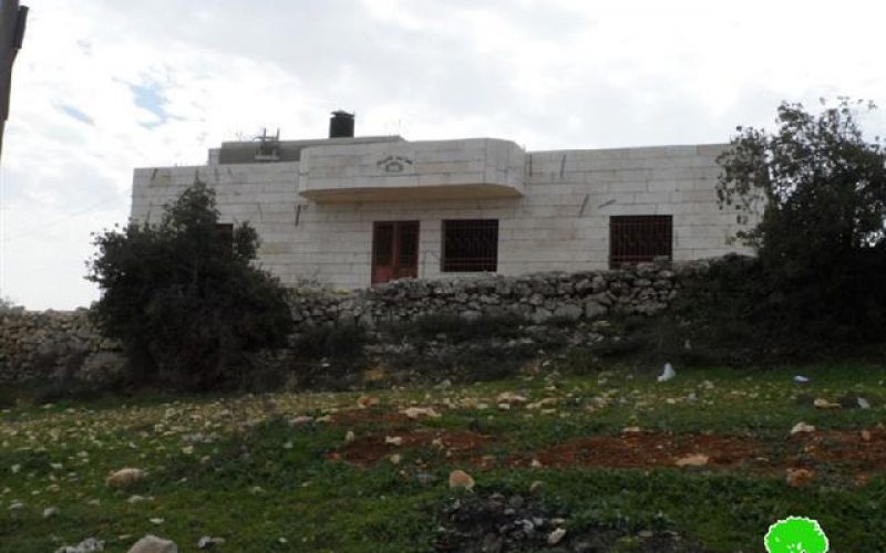 الاحتلال يصدر إخطارات جديدة بوقف العمل في المساكن الفلسطينية بمنطقة قيزون شرق الخليل