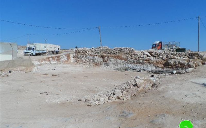 إخطار بوقف العمل وهدم منشأة بقرية الديرات شرق يطا