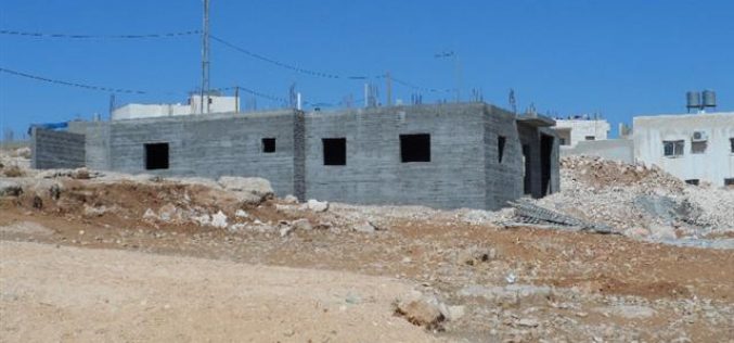 إخطارات بوقف العمل في منزلين بقرية خلة المية شرق يطا