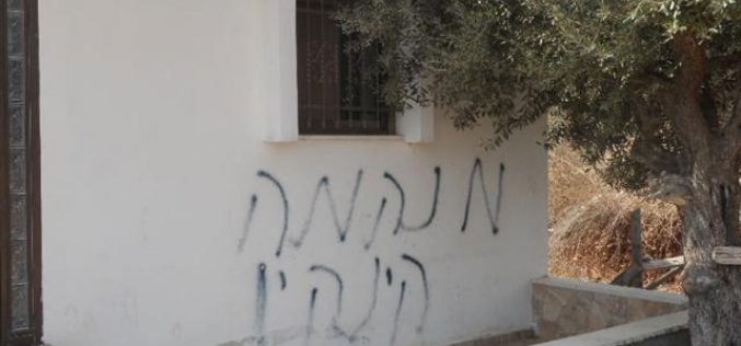 إحراق مركبة فلسطينية وخط شعارات تحريضية على جدار منزل في قرية بيتلو شمال رام الله