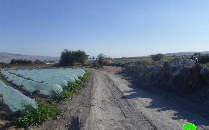 إخطار بوقف البناء لطريق زراعية في منطقة الدير شرق محافظة طوباس