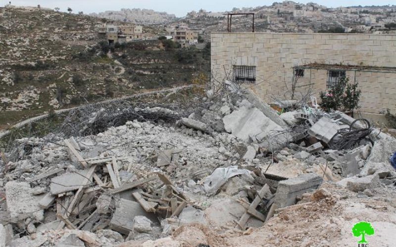 تحت ذريعة عدم الترخيص, بلدية الاحتلال تهدم بناية سكنية في منطقة وادي الحمص في قرية صور باهر
