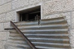 بعد رفض محكمة الاحتلال العليا التماس العائلة, قوات الاحتلال تغلق مسكن شقيقة الشهيد علاء أبو جمل في جبل المكبر بالإسمنت