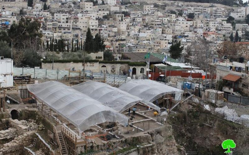 Siam family evicts its residence in the area of Wad Hilweh after cracks appeared due to excavations under beneath it