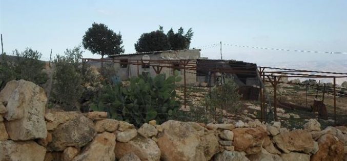 إخطارات بوقف البناء لعدد من المساكن وحظائر الماشية في قرية الجفتلك