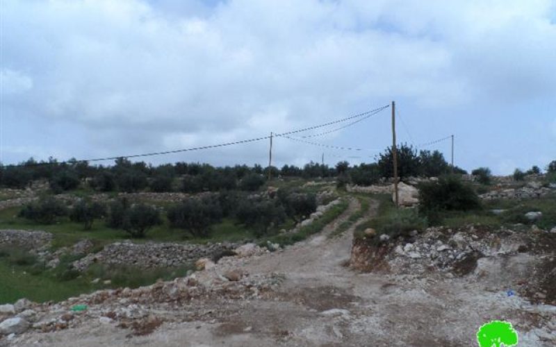 Israeli Occupation Forces notify a cemetery of Stop-Work in Idhna town