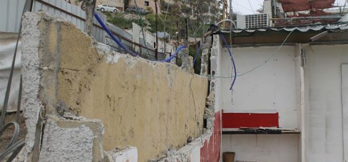 تحت تهديد من بلدية الاحتلال بتغريمه, مواطن يهدم محله التجاري الواقع في جبل المبكر جنوب مدينة القدس