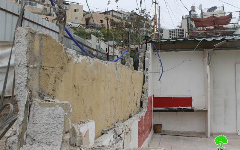تحت تهديد من بلدية الاحتلال بتغريمه, مواطن يهدم محله التجاري الواقع في جبل المبكر جنوب مدينة القدس