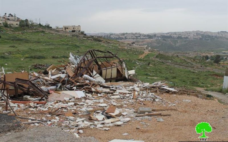 The Israeli occupation municipality demolishes a mobile house in the Jerusalem neighborhood  of Al-Ashqariya