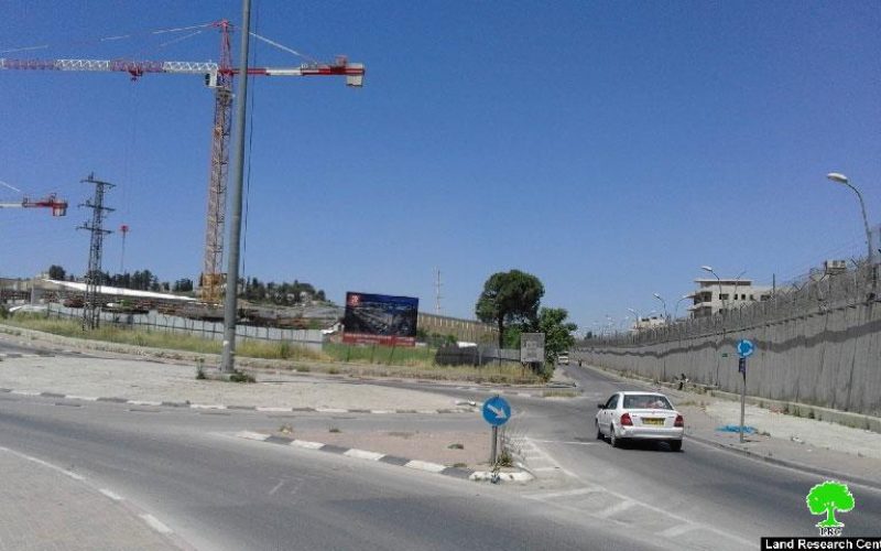 مجمع تجاري ضخم إسرائيلي على أراضي بلدة بيت حنينا شمال مدينة القدس المحتلة