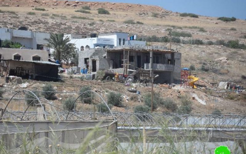 الاحتلال الاسرائيلي يخطر منزلين بوقف البناء في قرية كردلة