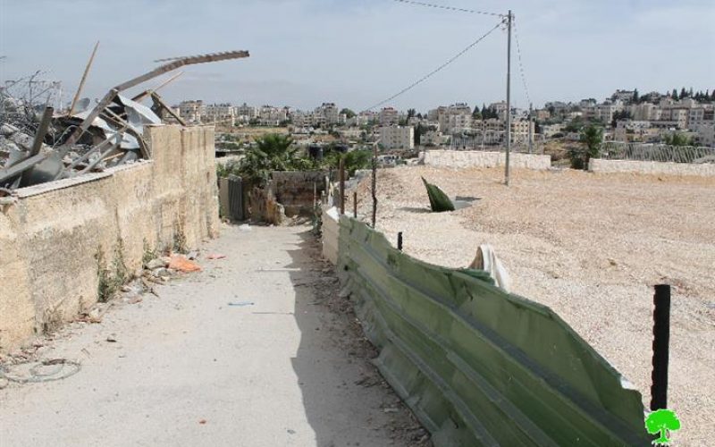 Israeli occupation municipality in Jerusalem demolishes a residence in Shufat town to open a bypass road