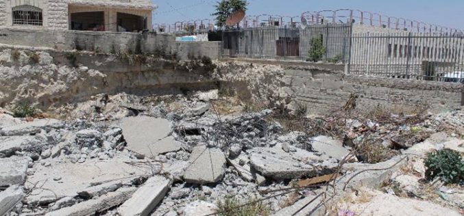 جرافات الاحتلال تهدم مسكناً قيد الإنشاء في قرية العيسوية بحجة عدم الترخيص