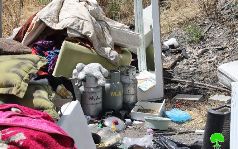 Dozers of Israel Municipality demolish two houses in the Jerusalem neighborhood of Wad Al-Juz