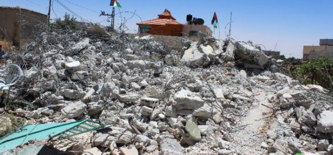 بذريعة أمنية, الاحتلال يهدم منزل في قرية بيت عمرة غرب مدينة يطا