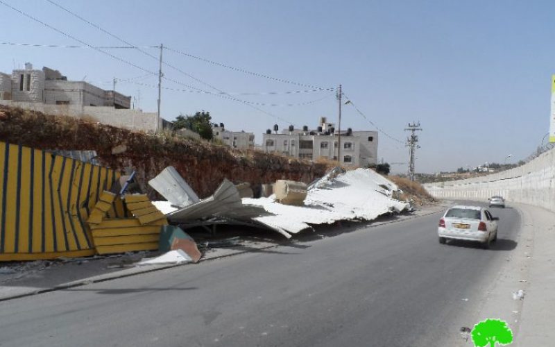 الاحتلال الاسرائيلي يهدم بركسات تجارية بالقرب من الجدار العنصري في بلدة الرام