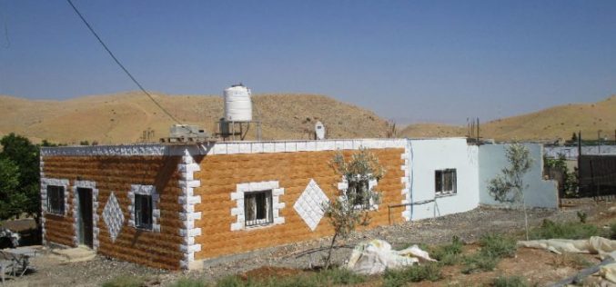 الاحتلال يخطر بوقف البناء لخمسة منازل في قرية فروش بيت دجن