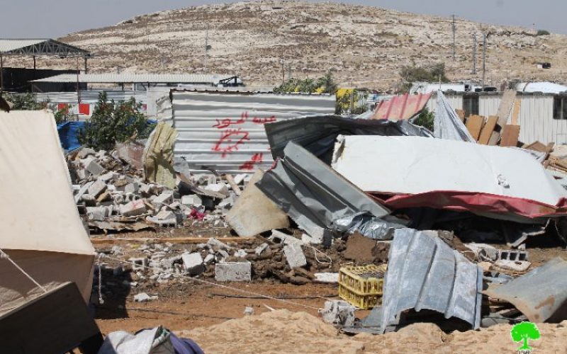 الاحتلال يهدم بركسات سكنية وحظائر أغنام في تجمع بدوي العزازنة في بلدة عناتا بالقدس المحتلة