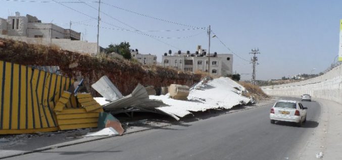 الاحتلال الاسرائيلي يهدم بركسات تجارية بالقرب من الجدار العنصري في بلدة الرام