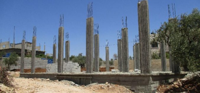 الاحتلال الإسرائيلي يخطر بوقف البناء لسبعة منازل في قرية مجدل بني فضل
