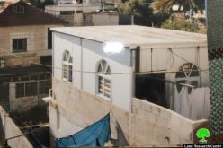 بلدية الاحتلال تجبر عائلة قراعين بهدم غرفة سكنية هدماً ذاتياً في واد حلوة تنفيذاً لقرار بلدية الاحتلال