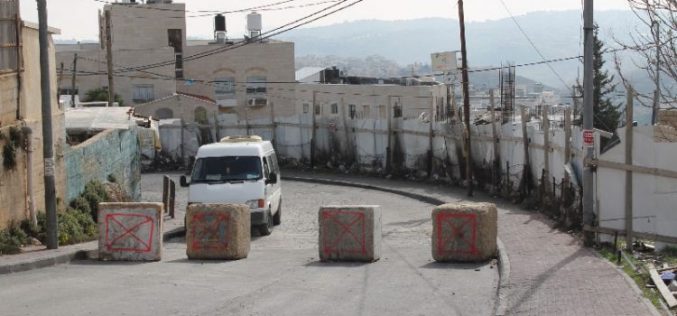 سلطات الاحتلال تغلق شارع المدارس في جبل المكبر بالمكعبات الإسمنتية في القدس المحتلة
