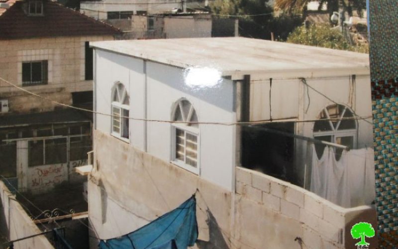 بلدية الاحتلال تجبر عائلة قراعين بهدم غرفة سكنية هدماً ذاتياً في واد حلوة تنفيذاً لقرار بلدية الاحتلال