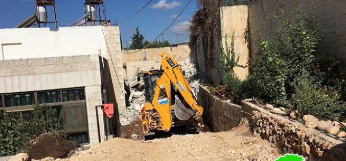 Israel Municipality forces a Jerusalemite to self-demolish his residence in Beit Hanina town