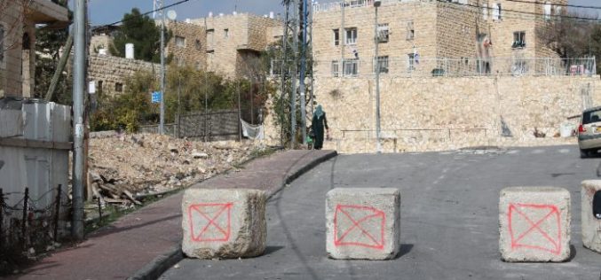 Israeli occupation forces close Al-Madares road in Jabal Al-Mukabir area via road blocks