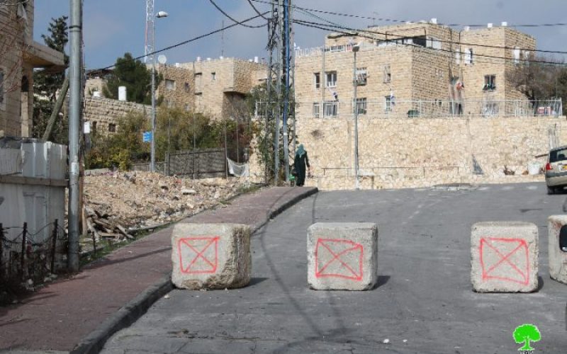 Israeli occupation forces close Al-Madares road in Jabal Al-Mukabir area via road blocks