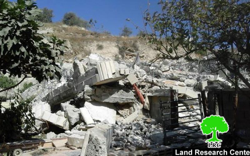 Dozers of Israel Municipality demolish a building in the Jerusalem town of Silwan