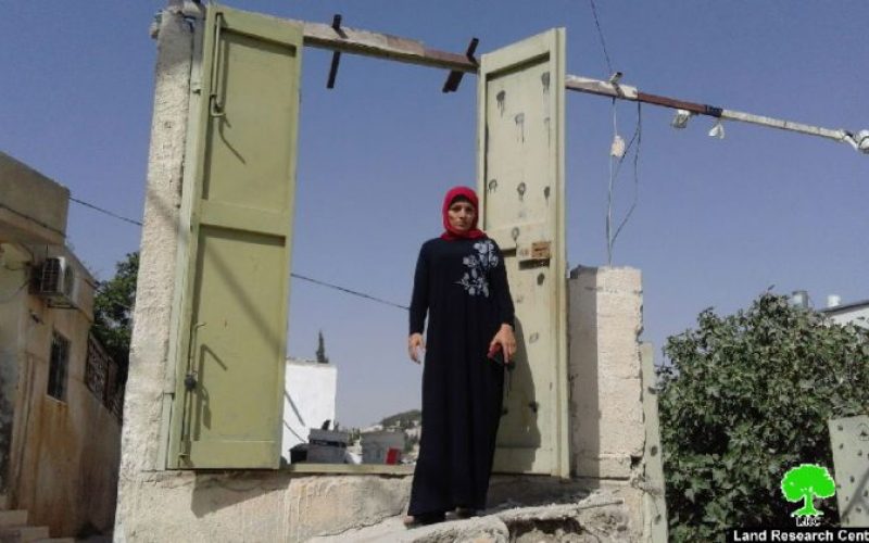 Israel Municipality forces a Jerusalemite self-demolish her commercial store