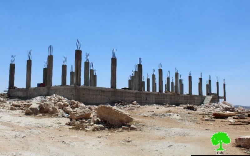 الاحتلال يصادر مواد بناء من ورشة في واد جحيش ببلدة يطا