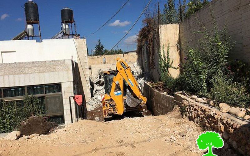 Israel Municipality forces a Jerusalemite to self-demolish his residence in Beit Hanina town