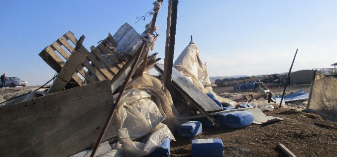 الاحتلال الاسرائيلي يهدم تجمع الدير البدوي شرق قرية عين البيضا
